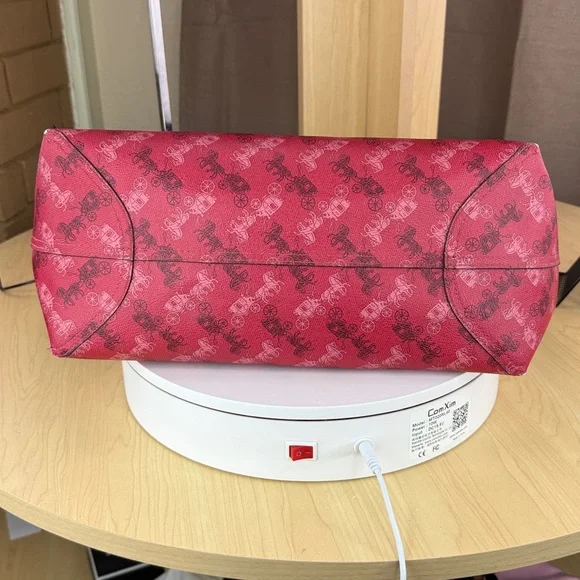 💥COACH - Reversible City Tote With Horse and Carriage Print - 81U362